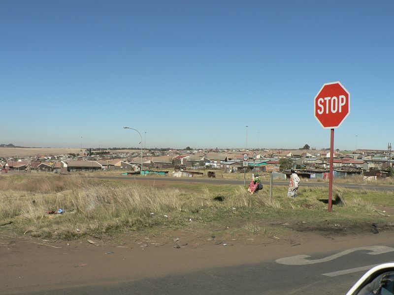 JAR 422.JPG - Během cesty jsme narazili na další příklady přezaměstnanosti - např. na čištění značek (na MS muselo vše zářit) bylo potřeba čtyř černochů. Jeden hadrem čistil samotnou značku, druhý ho nesl na zádech, třetí mu hadr namáčel a čtvrtý všemu šéfoval. I uzavírku, kterou u nás vyřeší dva semafory a pár značek, obsluhovalo minimálně 10 lidí. Dva dávali a odstraňovali řetěz ze silnice, podle toho zda bylo či nebylo volno. Jeden držel plácačku s nápisy stop/drive. A další lidé byly rozmístěni  po 500 resp. 1000 metrech od uzavírky a mávali vlajkou, aby řidiči zpomalili. To vše v obou směrech.